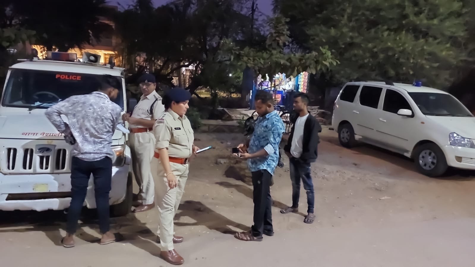 Durg Police vehicle checking : शाम 05 से 09 बजे तक वरिष्ठ पुलिस अधीक्षक दुर्ग श्री राम गोपाल गर्ग के निर्देशन तथा अतिरिक्त पुलिस अधीक्षक शहर श्री अभिषेक झा व अतिरिक्त पुलिस अधीक्षक ग्रामीण श्री अनंत कुमार के मार्गदर्शन में जिला दुर्ग के समस्त थाना एवं चौकी