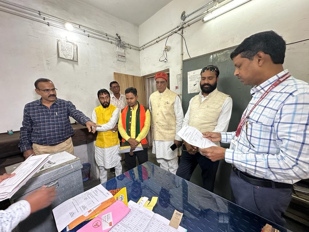 Janjgir News : राजनैतिक दलों के प्रतिनिधि, अभिकर्ता की उपस्थिति में इलेक्ट्रॉनिक ट्रासंमिटेड पोस्टल बैलेट पेपर्स हुए जमा