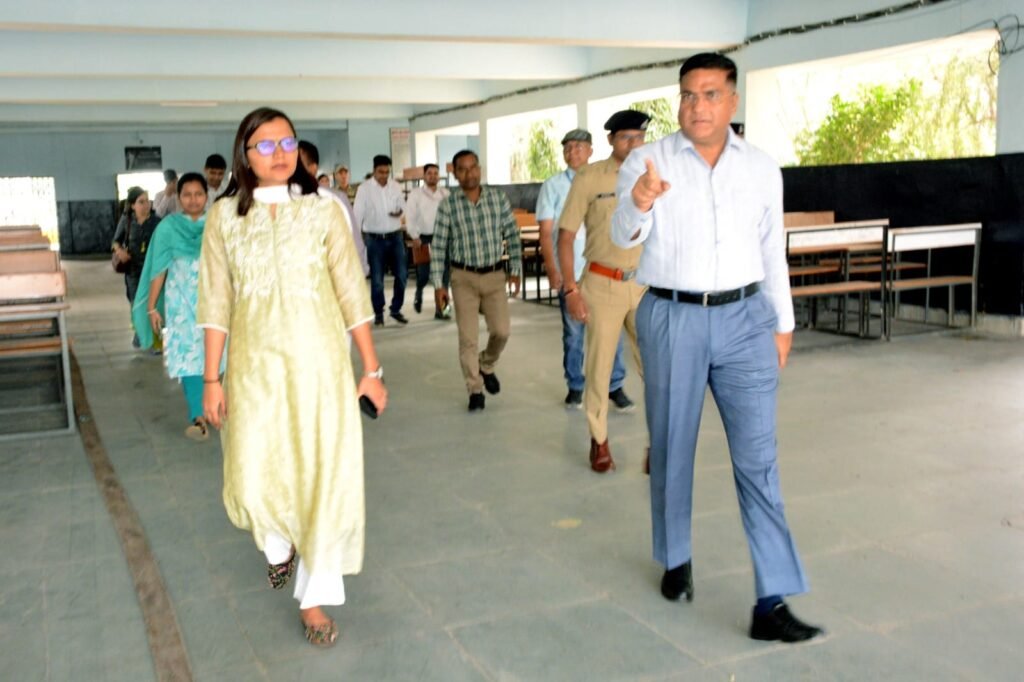 Janjgir News : कलेक्टर-एसपी ने स्ट्रांग रूम का किया निरीक्षण मतगणना की तैयारियों का लिया जायजा