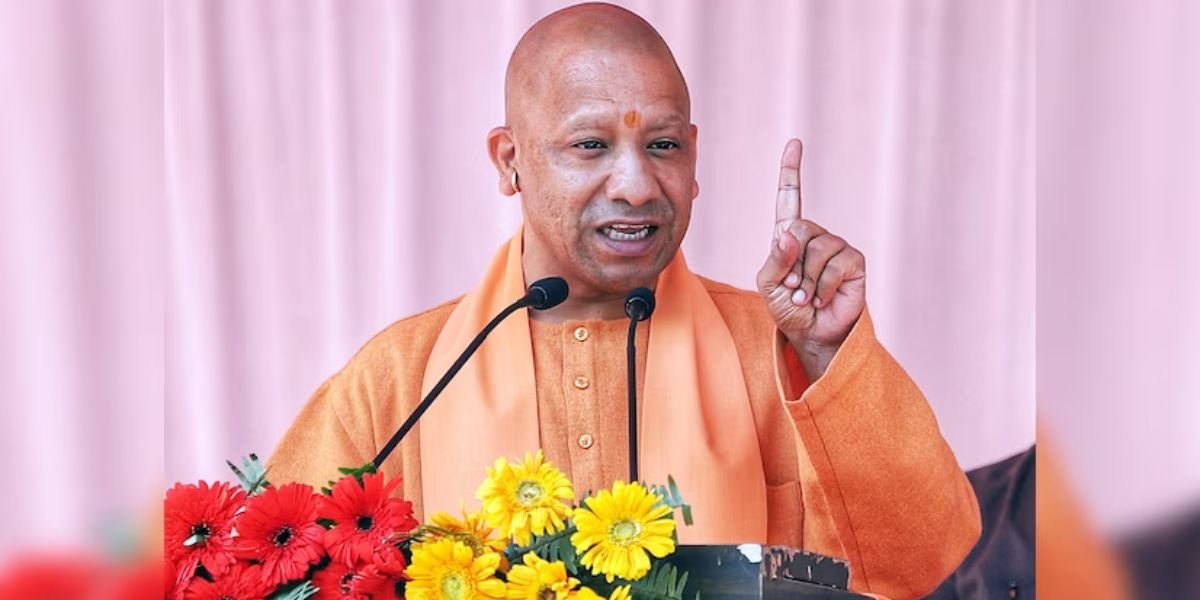 CM Yogi Adityanath Latest Speech : मुख्यमंत्री योगी ने कहा कि औरंगजेब की आत्मा कांग्रेस में घुस गई है। इस मुद्दे को लेकर विपक्ष पर बरसे सीएम योगी...