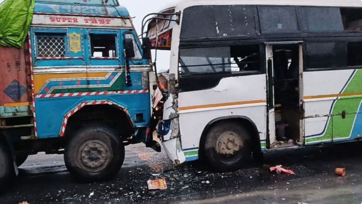 CG News: यात्री बस और ट्रक की सीधी टक्कर,आधा दर्जन यात्री घायल