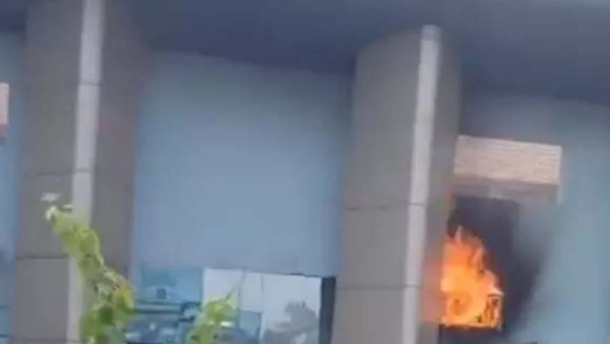 रेलवे स्टेशन में लगी भीषण आग लोगो मे मचा हड़कंप ...