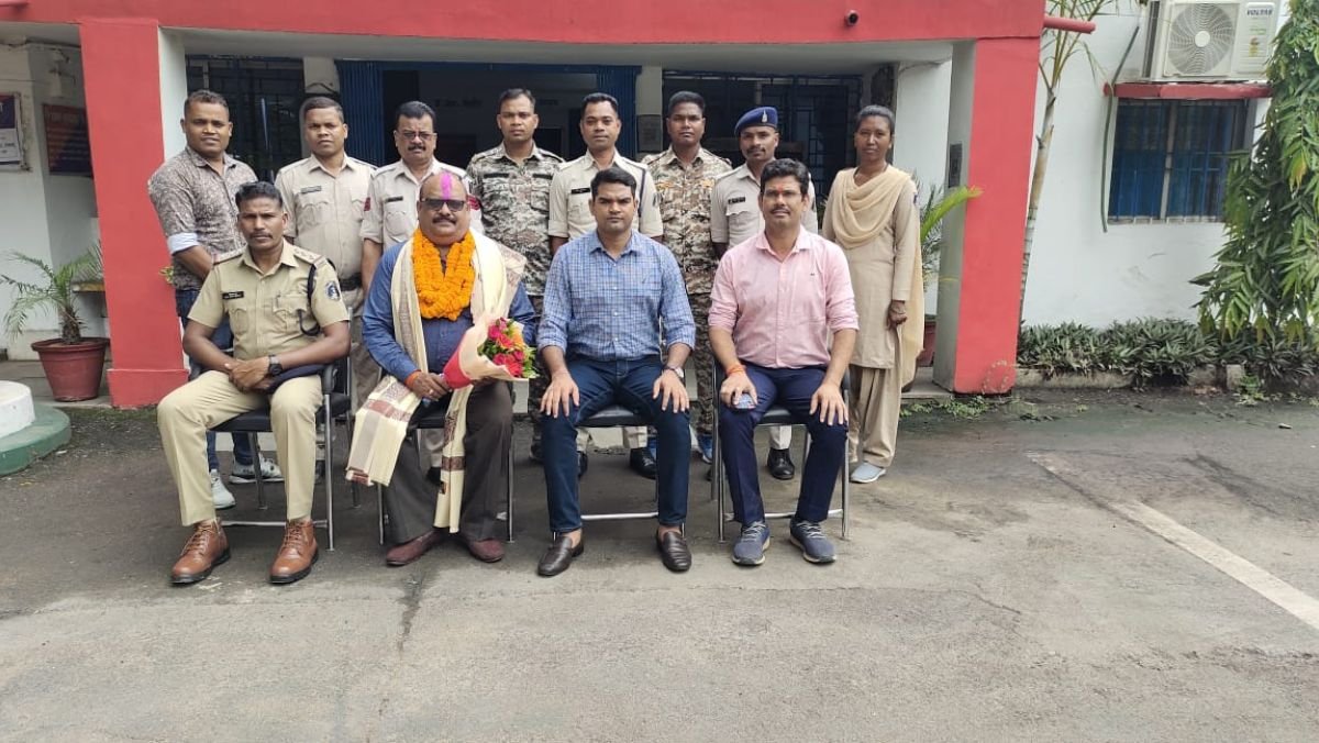 भूपदेवपुर थाने में सेवानिवृत सहायक उप निरीक्षक बालकृष्ण डनसेना को दी गई सम्मान पूर्वक विदाई...