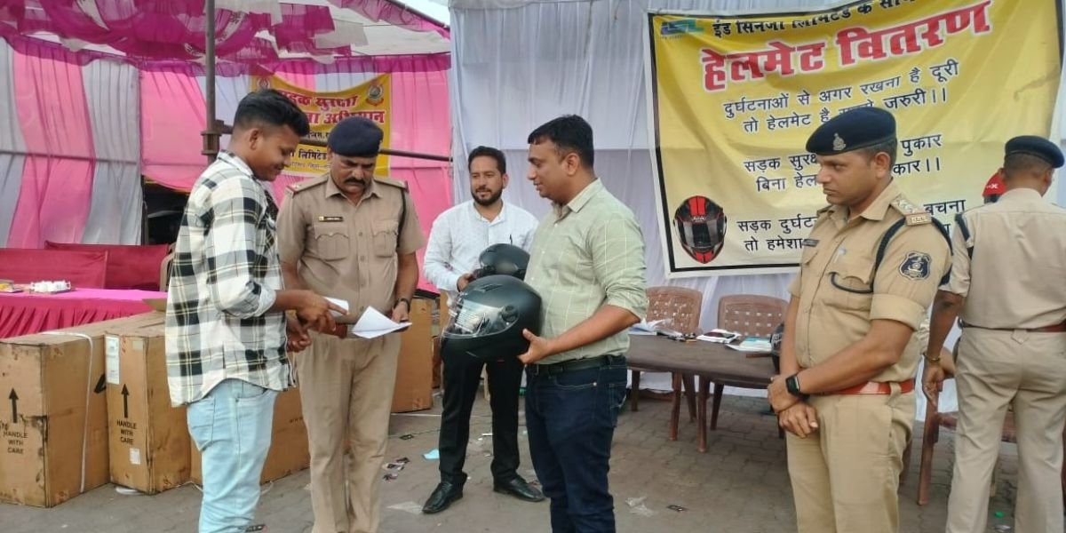 Promote Road Safety: हेलमेट पहनना है जरूरी बिना हेलमेट चल रहे बाइक चालकों को पुलिस अधीक्षक ने दी समझाइश और किया हेलमेट का वितरण…