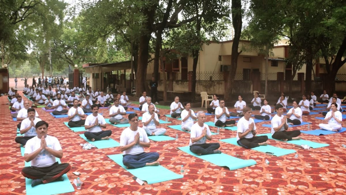 अंतरराष्ट्रीय योग दिवस: बेहतर सेहत के लिये योग को शामिल करें दिनचर्या में- शुक्ला...