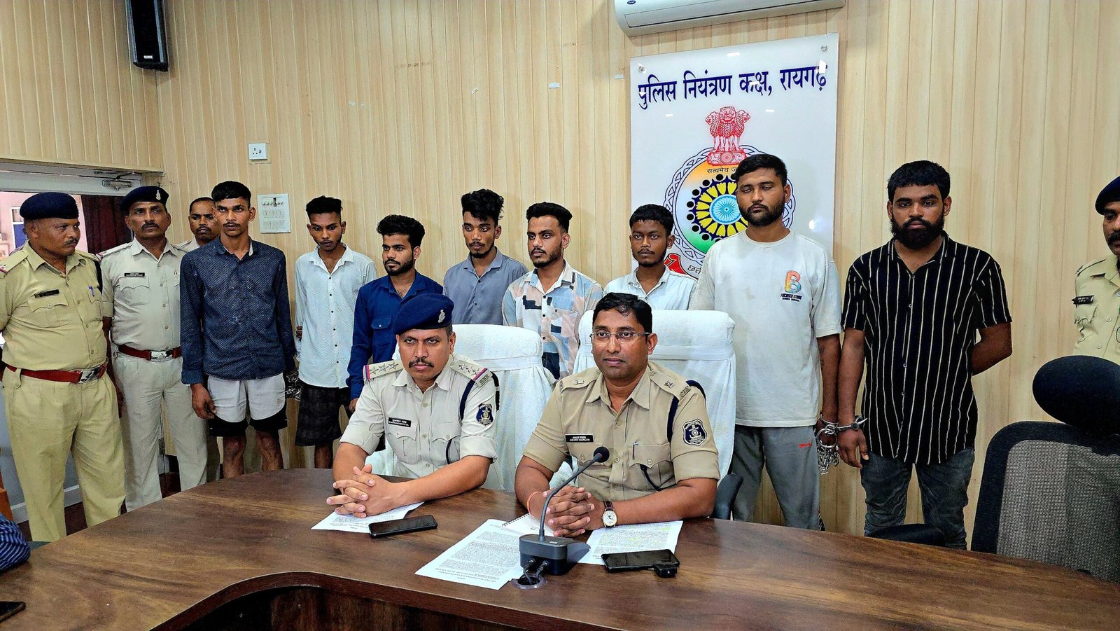 आर्म्स एक्ट के अपराध में कोतवाली पुलिस ने बलवा और तलवार के साथ 8 आरोपियों को किया गिरफ्तार