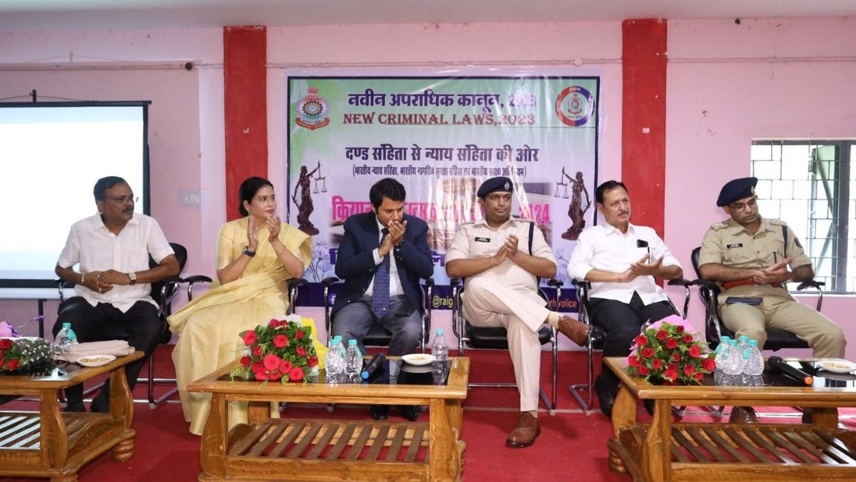 कलेक्टर कार्तिकेया गोयल ने बताया कि नये कानून प्रणाली में तीव्र और सुगमता से न्याय मिलेगा । कानून नागारिकों को सुरक्षा देने का कार्य करता है इसलिए सभी को कानून में हुए बदलाव को जानना आवश्यक है । नवीन कानून प्रणाली में प्रतीकात्मक बदलाव आएगा सरलता, सुगमता और तीव्र निपटारे की ओर अग्रसर है ।