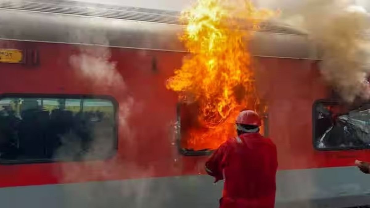 Korba Express Fire: रेलवे स्टेशन पर खड़ी कोरबा एक्सप्रेस में अचानक लगी भीषण आग, AC की कई बोगियां जलीं...