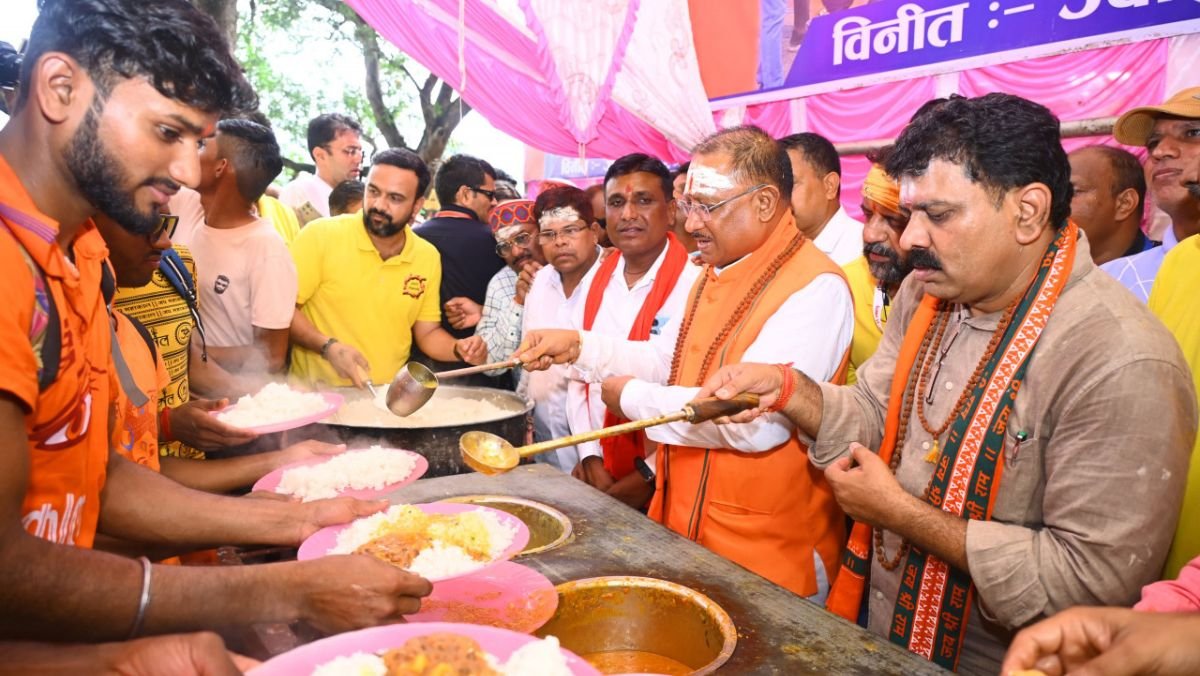 मुख्यमंत्री विष्णुदेव साय ने भोरमदेव में हजारों कावड़ियों का पुष्प वर्षा कर किया भव्य स्वागत