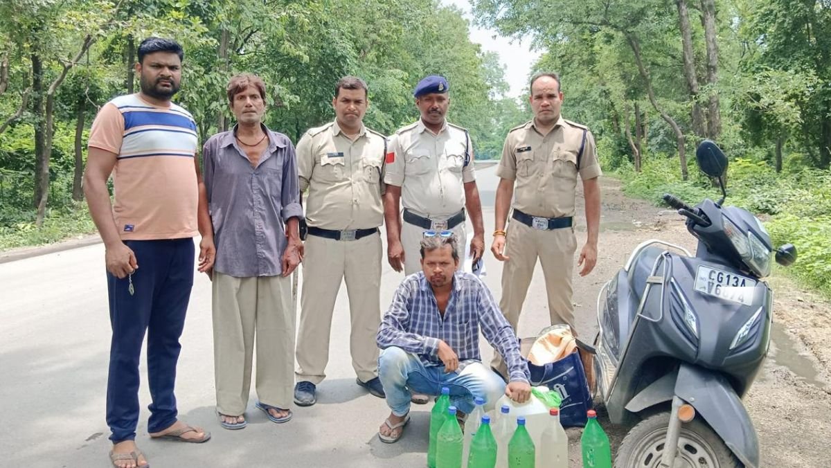 26 लीटर महुआ शराब के साथ स्कूटी भी जप्त, स्कूटी होगी राजसात...