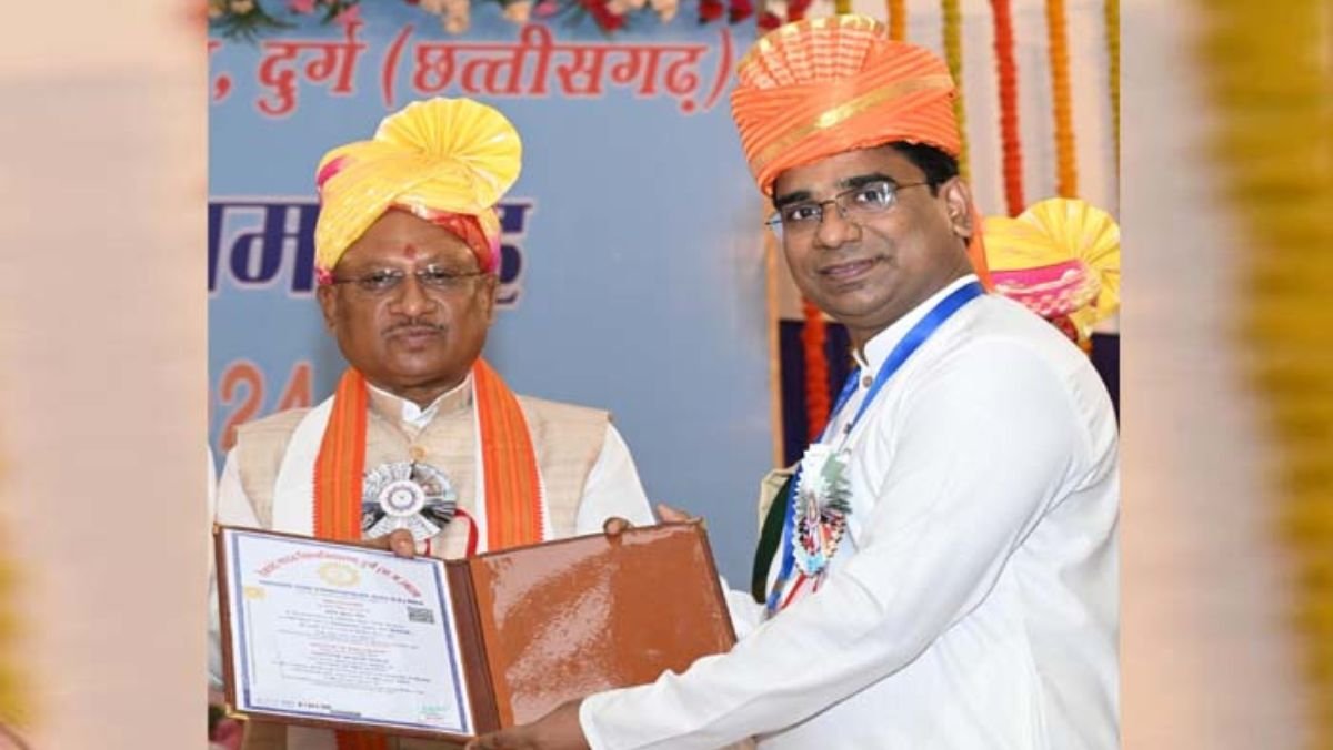 एसएसपी रायपुर संतोष सिंह को मिली डॉक्टरेट की उपाधि