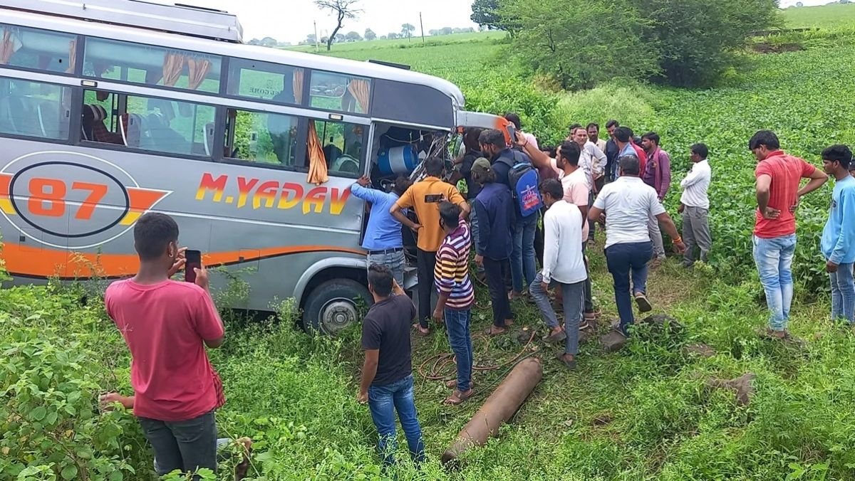 MP NEWS : बस-ट्रैक्‍टर ट्रॉली के बीच जोरदार टक्‍कर, 20 लोग घायल