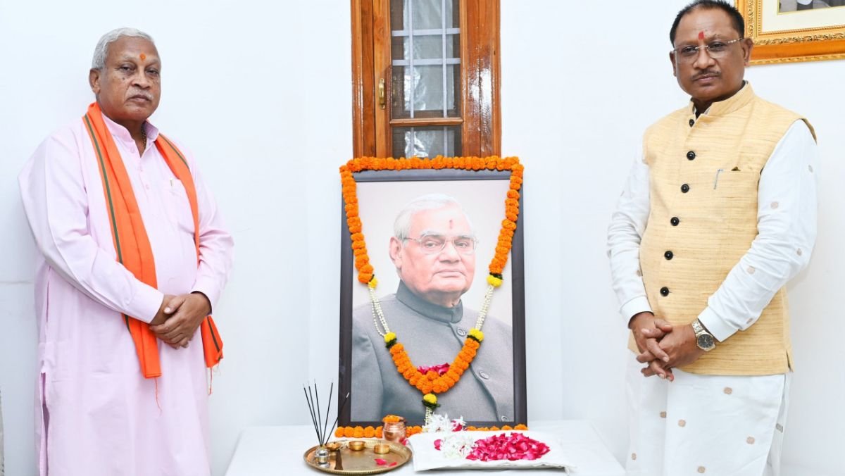 पूर्व प्रधानमंत्री भारत रत्न स्व. अटल बिहारी वाजपेयी जी की पुण्यतिथि पर आज अपने निवास में CM विष्णु देव साय ने उन्हें श्रद्धांजलि अर्पित की