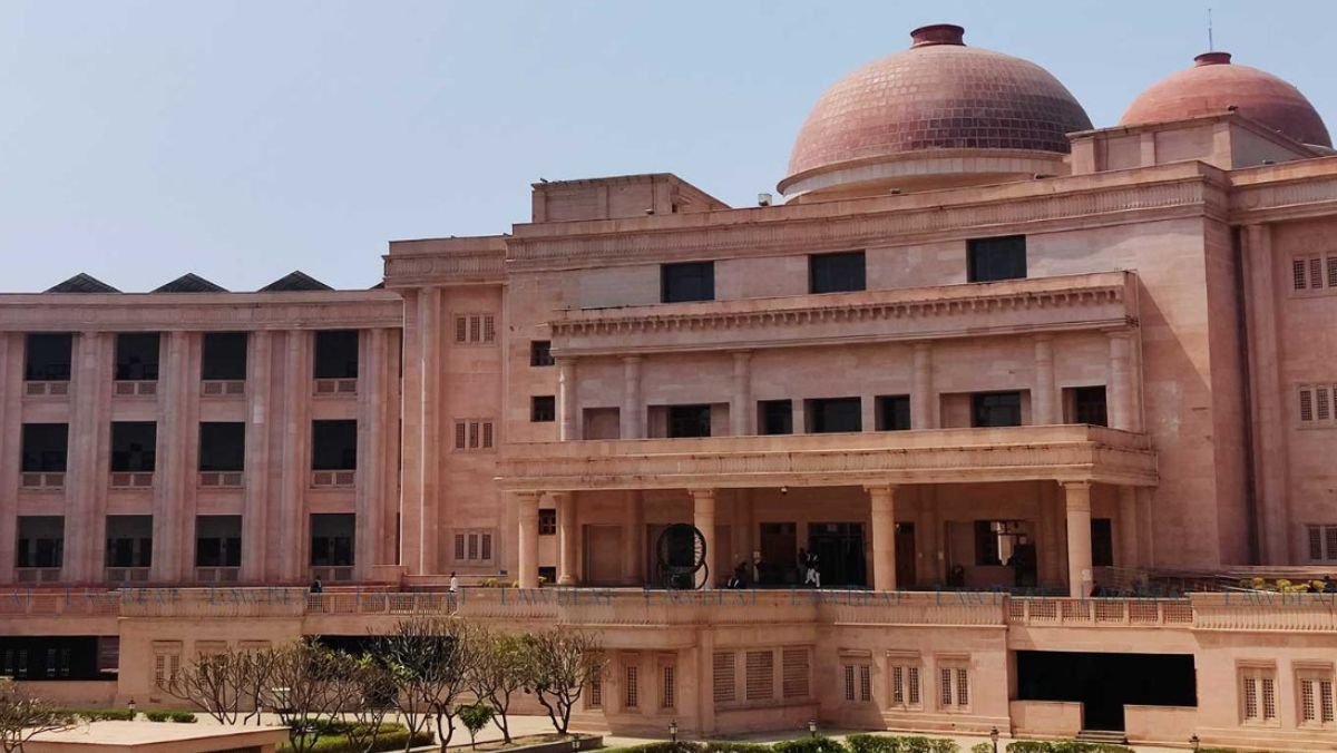 69 हजार शिक्षक भर्ती मामले में यूपी सरकार को बड़ा झटका, इलाहाबाद HC की लखनऊ बेंच ने मेरिट लिस्ट फिर से बनाने का दिया आदेश...