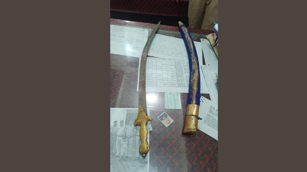 दरवाजा खटखटाने के मामूली विवाद पर धारदार हथियार से युवक पर हमला...