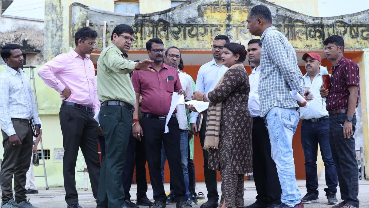 चक्रधर समारोह-2024 आयोजन के लिए रामलीला मैदान में तैयारियां शुरूअपर कलेक्टर राजीव कुमार पाण्डेय ने अधिकारियों के साथ किया निरीक्षण