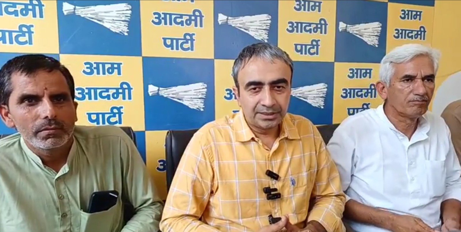 बीजेपी युवा जिला उपाध्यक्ष कुलवंत व्यास अपने समर्थकों के साथ आम आदमी पार्टी में शामिल