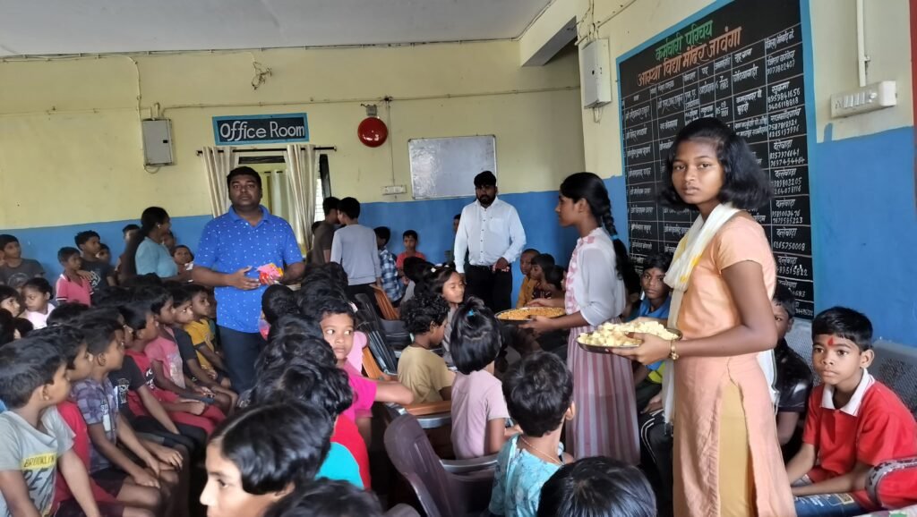 आस्था विद्या मंदिर जावंगा में रक्षाबंधन मिलन समारोह में बहनों ने भाइयों को रक्षासूत्र बांधा।