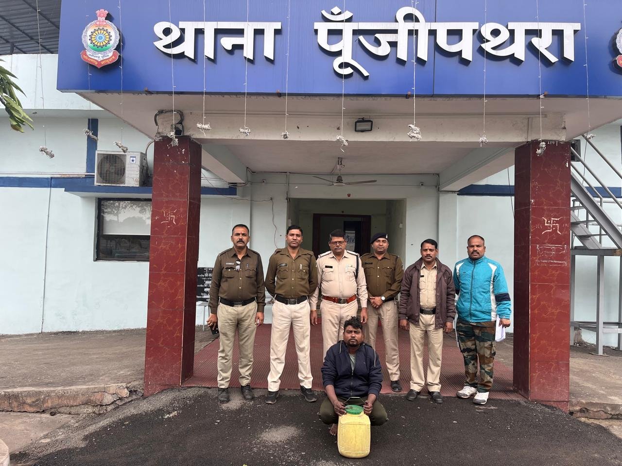 सब्जी दुकान की आड़ में शराब बिक्री, पुलिस ने दबिश देकर 15 लीटर कच्ची शराब की बरामद…