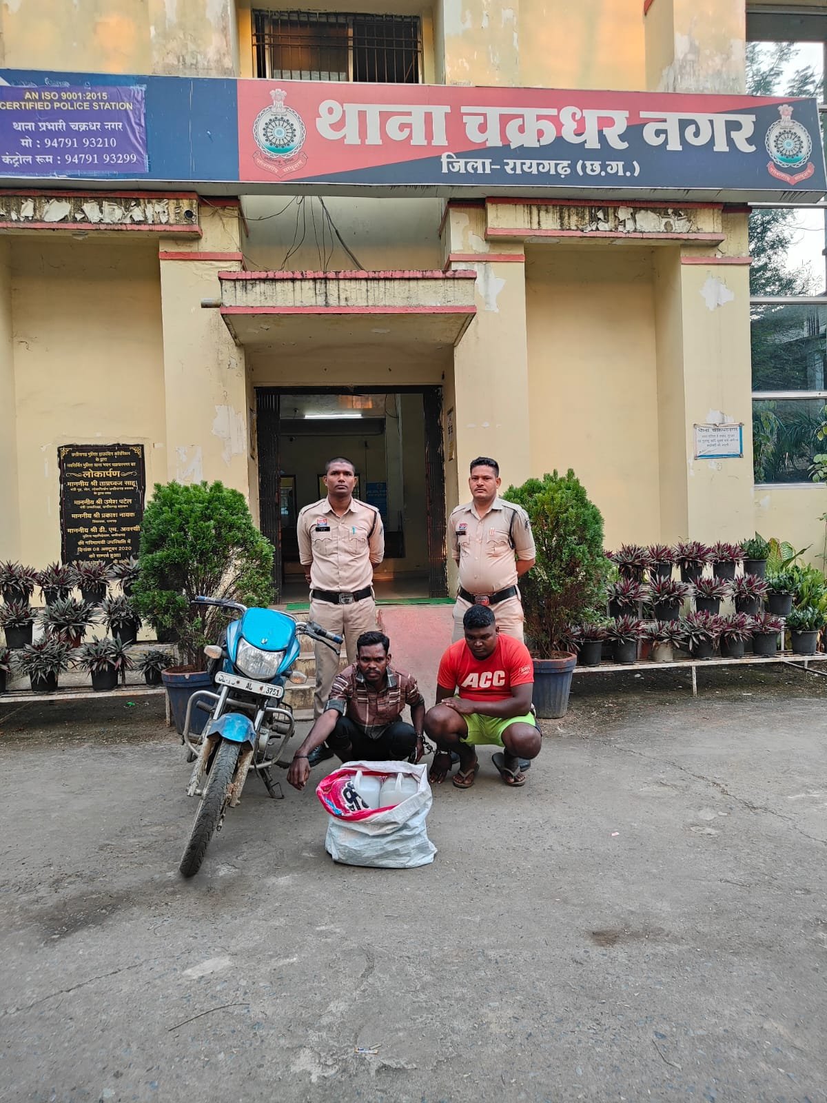 चक्रधरनगर पुलिस की बैक टू बैक कार्रवाई: चार शराब तस्कर गिरफ्तार, 29 लीटर अवैध महुआ शराब और दो मोटर सायकल जप्त…