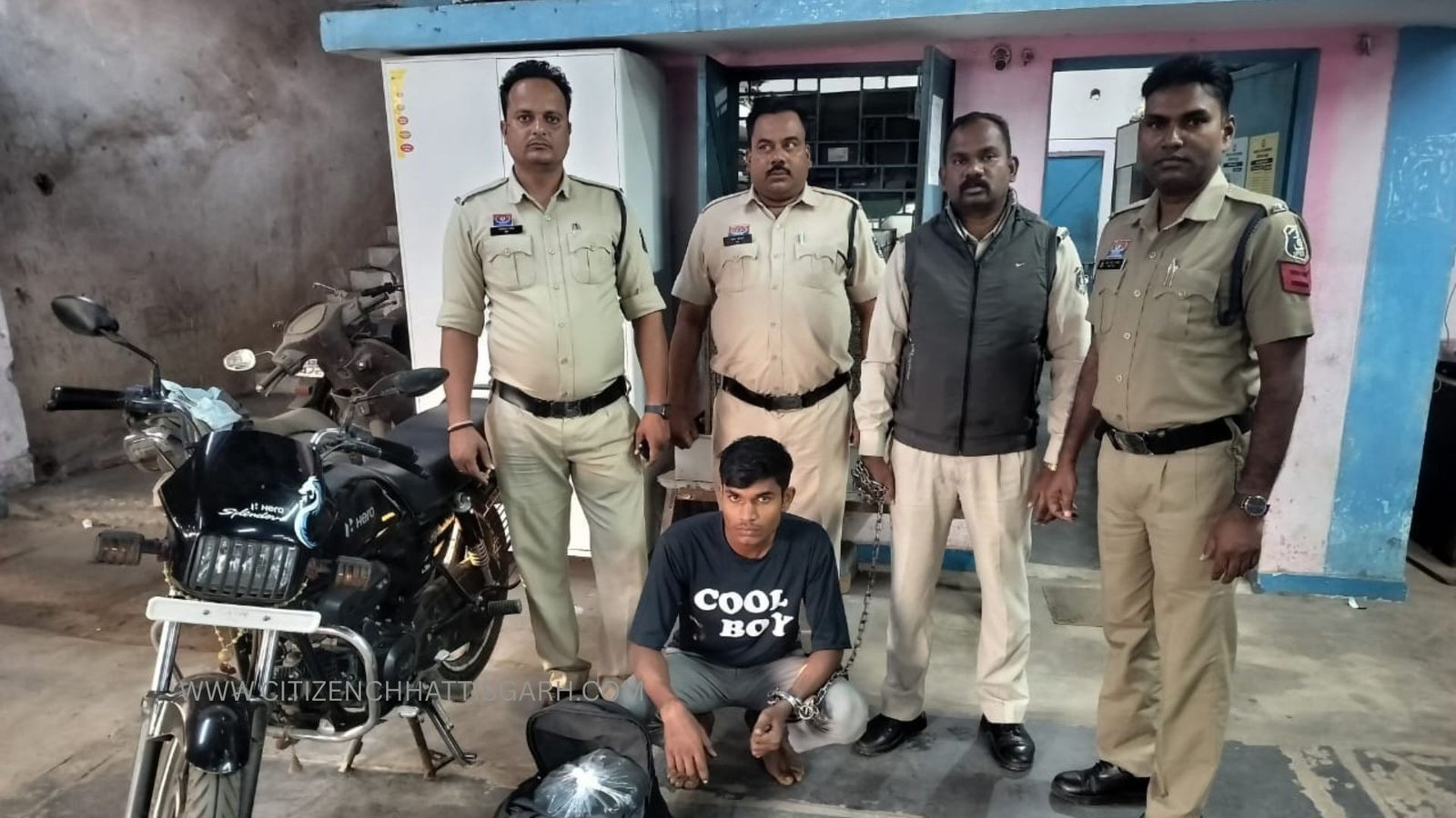 सांगीतराई जूटमिल पुलिस की बड़ी कार्रवाई, 10 लीटर महुआ शराब बरामद, और बाइक जब्त आबकारी एक्ट में गया जेल