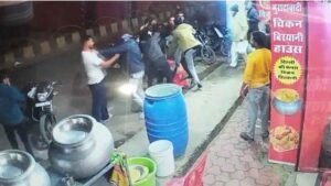 बिरयानी खरीदने आए युवक पर दिनदहाड़े हमला, लोगों में दहशत, देखें वायरल वीडियो